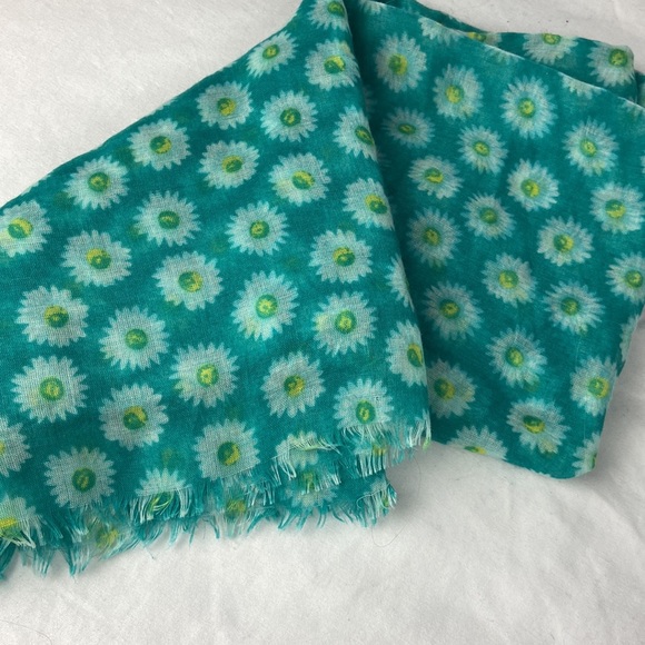 Daisy covered turquoise, infinity scarf - Picture 5 of 10